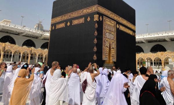 "يا ربي تشتت الجراد".. معتمر "مغربي" مسن يثير الجدل داخل الحرم المكي بسلوك أثار غضب الجميع(فيديو)